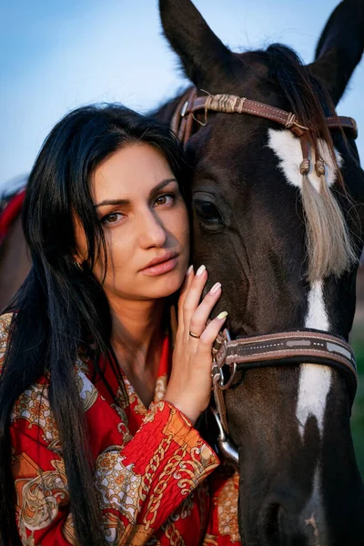 Menina Com Cabelo Preto Longo Campo Ipadrome Com Cavalos Paisagens — Fotografia de Stock