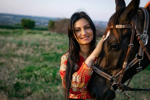 Dívka Dlouhými Černými Vlasy Venkově Ipadrom Koňmi Venkovské Krajiny Divoký — Stock fotografie