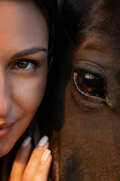 Menina Com Cabelo Preto Longo Campo Ipadrome Com Cavalos Paisagens — Fotografia de Stock