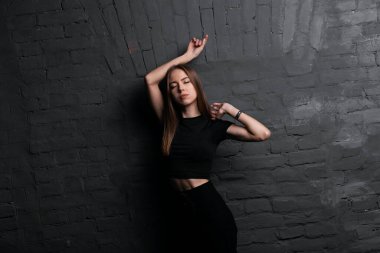 Genç bir Ukraynalı kızın stüdyo portreleri. moda endüstrisi