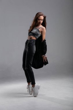 Genç bir Ukraynalı kızın stüdyo portreleri. moda endüstrisi