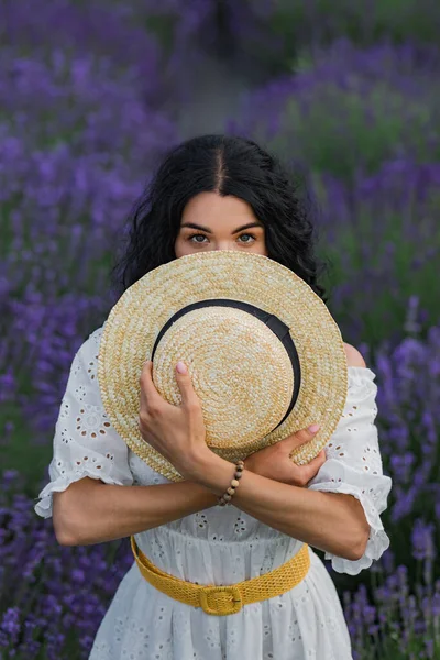 Campo Lavanda Uma Menina Com Uma Cesta Chapéu Palha Pega — Fotografia de Stock