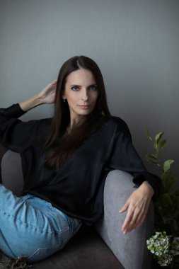 Elinde çiçek olan bir kız. Doğal ışıklandırmalı moda portresi