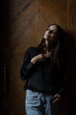 Elinde çiçek olan bir kız. Doğal ışıklandırmalı moda portresi