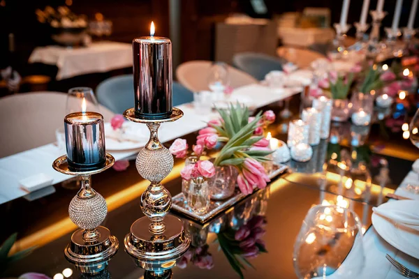 Festliche Tischdekoration Mit Kerzen Und Blumen Rosa Tulpen — Stockfoto