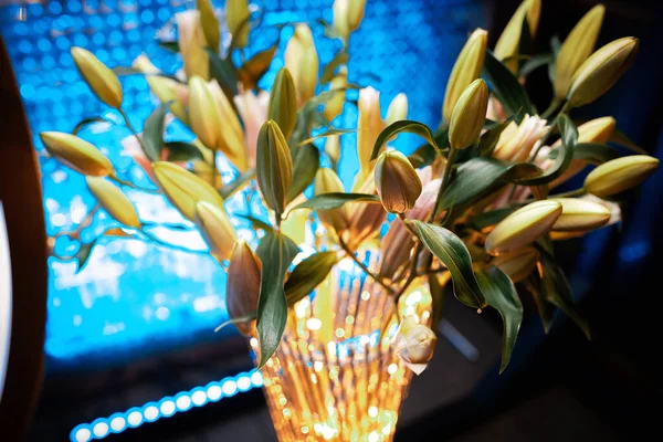 Fiori Luminosi Vaso Sul Tavolo Decorazioni Vacanze — Foto Stock