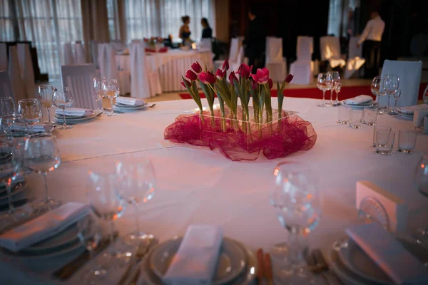 Mesa Festiva Con Velas Flores Tulipanes Rosados — Foto de Stock