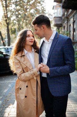 Ukrayna şehrinde genç ve mutlu bir çift. Yaşam biçimi