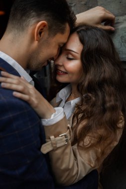 Ukrayna şehrinde genç ve mutlu bir çift. Yaşam biçimi