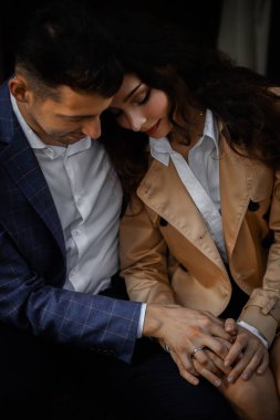 Ukrayna şehrinde genç ve mutlu bir çift. Yaşam biçimi