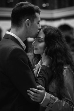 Ukrayna şehrinde genç ve mutlu bir çift. Yaşam biçimi