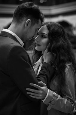 Ukrayna şehrinde genç ve mutlu bir çift. Yaşam biçimi