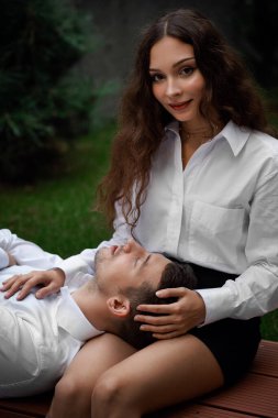 Ukrayna şehrinde genç ve mutlu bir çift. Yaşam biçimi