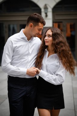 Ukrayna şehrinde genç ve mutlu bir çift. Yaşam biçimi