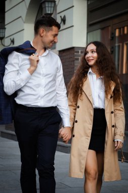 Ukrayna şehrinde genç ve mutlu bir çift. Yaşam biçimi