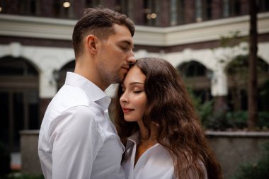 Ukrayna şehrinde genç ve mutlu bir çift. Yaşam biçimi