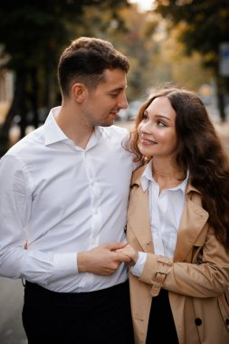 Ukrayna şehrinde genç ve mutlu bir çift. Yaşam biçimi