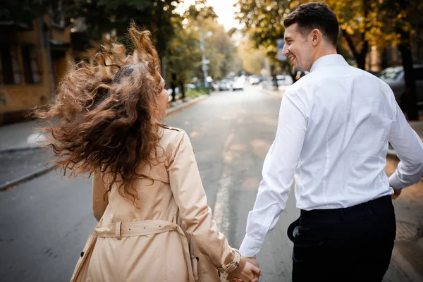 ウクライナの街の若い幸せなカップル ライフスタイル — ストック写真