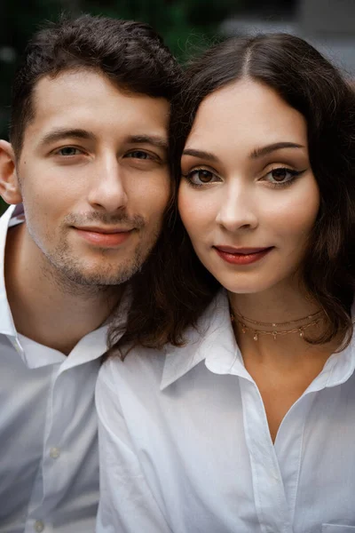 Ukrayna şehrinde genç ve mutlu bir çift. Yaşam biçimi