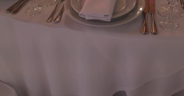 Prachtige Tafel Setting Bruiloft Decoratie Wit Tafelkleed — Stockvideo