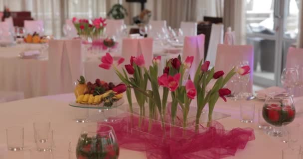 Festliche Tischdekoration Mit Kerzen Und Blumen Rosa Tulpen — Stockvideo