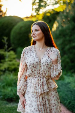 Parktaki mutlu Ukraynalı çift. Küçük köpek, güzel bir buket lale. bahar tazeliği