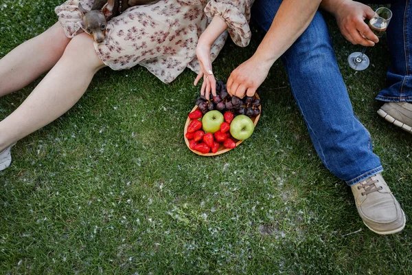 公園で幸せなウクライナのカップル 小さな犬 チューリップの美しい花束 春の新鮮さ — ストック写真