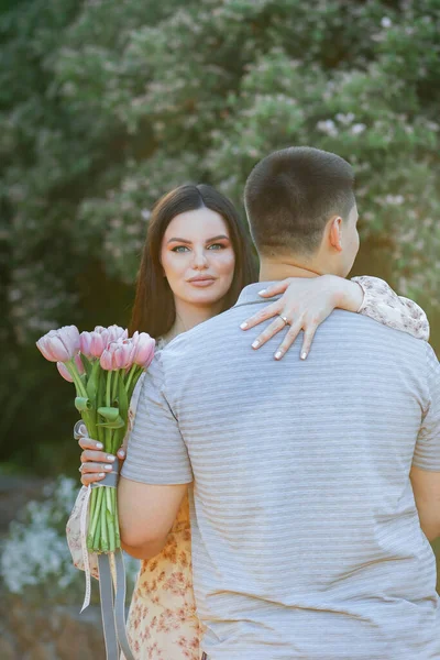 Felice Coppia Ucraina Nel Parco Cagnolino Bellissimo Bouquet Tulipani Freschezza — Foto Stock