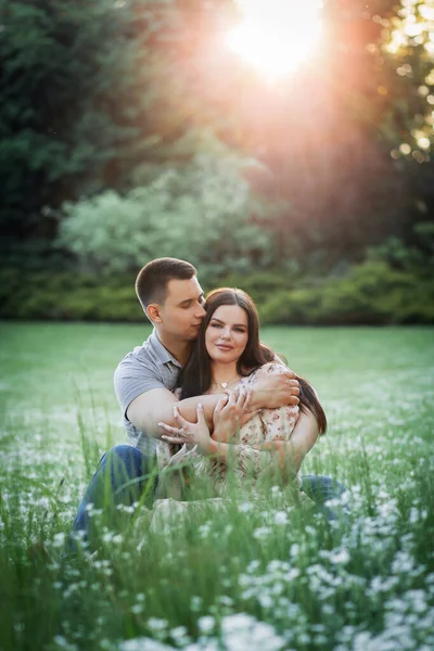 Felice Coppia Ucraina Nel Parco Cagnolino Bellissimo Bouquet Tulipani Freschezza — Foto Stock