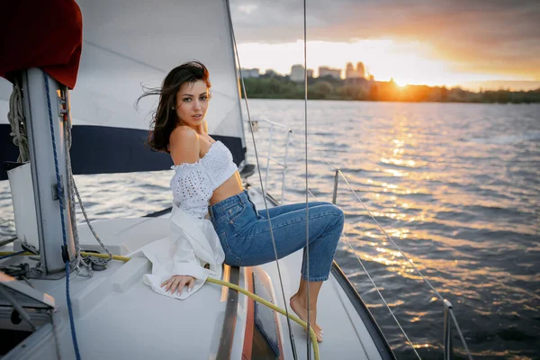 Vrijgezellenfeest Een Jacht Een Mooi Meisje Een Wandeling Langs Rivier — Stockfoto