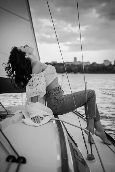 巴切洛蕾特的派对在游艇上 一个美丽的女孩在沿河散步 — 图库照片