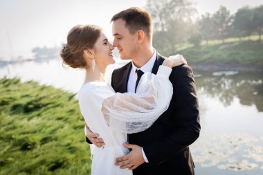 İnanılmaz gülümseyen bir düğün çifti. Memnun gelin ve şık damat..