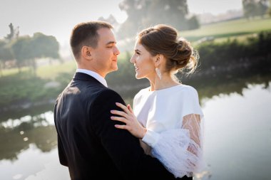 İnanılmaz gülümseyen bir düğün çifti. Memnun gelin ve şık damat..