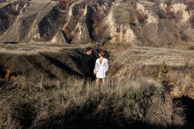 İnanılmaz gülümseyen bir düğün çifti. Memnun gelin ve şık damat..