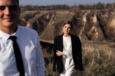 İnanılmaz gülümseyen bir düğün çifti. Memnun gelin ve şık damat..