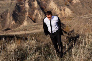 Siyah takım elbiseli şık bir damat.