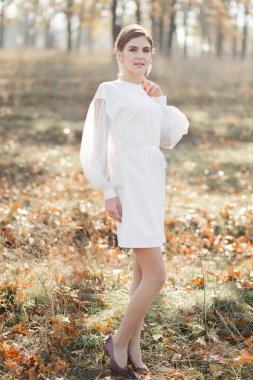 Güneşli bir günde poz veren şık bir gelin..