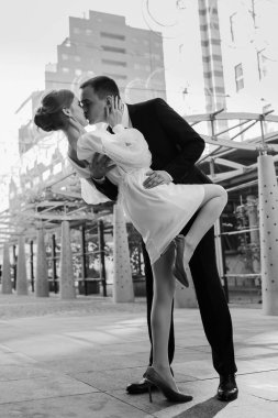 İnanılmaz gülümseyen bir düğün çifti. Memnun gelin ve şık damat..