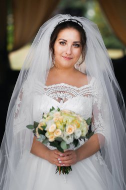 Mutlu ve mutlu bir gelin ve mutlu duygular. Düğün günü, sonbahar havası.