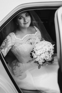 Mutlu ve mutlu bir gelin ve mutlu duygular. Düğün günü, sonbahar havası.