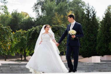 Hoş bir düğün çifti, mutlu bir gelin ve şık bir damat..