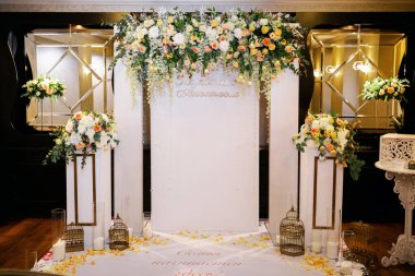 Çiçeklerle süslenmiş düğün manzarası.