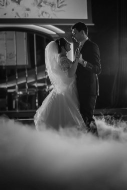 Hoş bir düğün çifti, mutlu bir gelin ve şık bir damat..