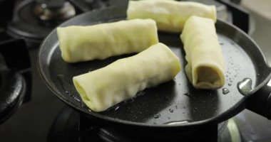 Yarısı bitmiş ürünleri tavada kızart. Gözleme yakın plan.