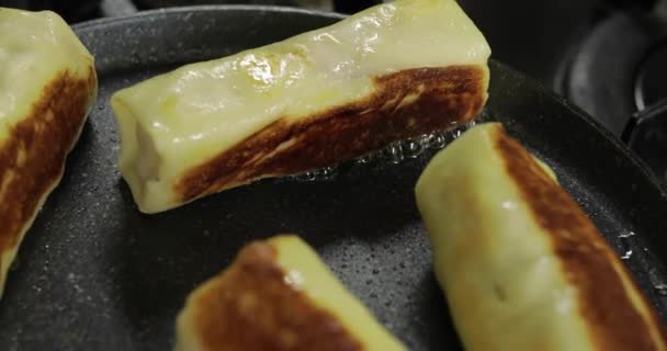 Faire Frire Les Produits Semi Finis Dans Une Poêle Crêpes — Video