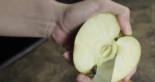 애플사는 조각났습니다 요리사가 과일을 냅니다 — 비디오