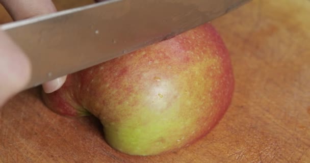 アップルは切り裂かれた シェフは新鮮な果物を切ります 健康的な食事 — ストック動画