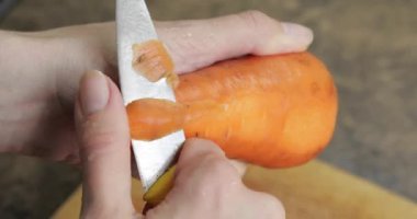 Sebzeler mutfakta pişirilir. Havuç soyuyordum. Sağlıklı beslenme