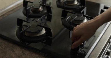Mutfakta yemek pişirmek. Tavanın yüzeyine yağ damlaları.