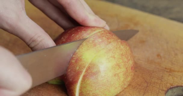 Maçã Cortada Pedaços Chef Corta Frutas Frescas Alimentação Saudável — Vídeo de Stock
